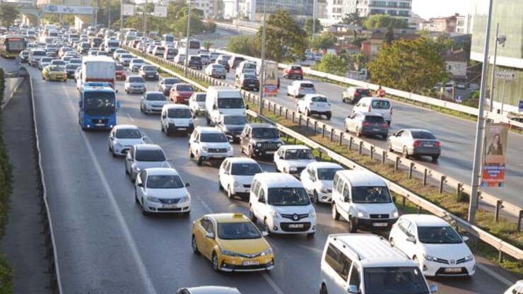 İstanbul haftanın ilk iş gününe yoğun trafikle başladı