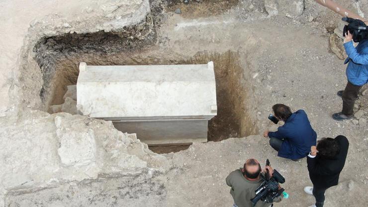Zeytinburnu’ndaki kazı çalışmalarında ‘sandık tipi mezar’ ve ‘lahit mezar’ bulundu