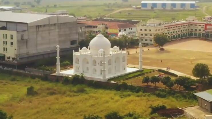 Indian teacher had a replica of the Taj Mahal built as a symbol of his love for his wife
