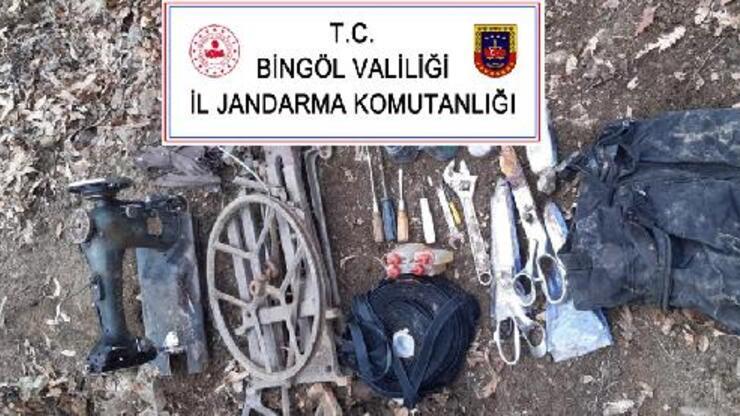 Bingöl'de teröristlerin 11 odalı sığınağı imha edildi