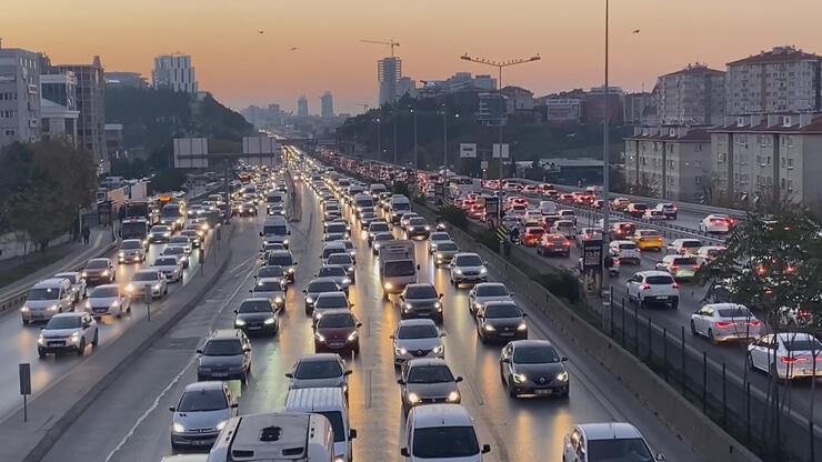 Kısıtlamalar sonrası çileye dönüşen İstanbul trafiğinde servis faktörü 