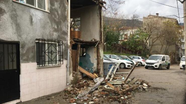 Bursa'da fırtına: Aydınlatma direkleri devrildi