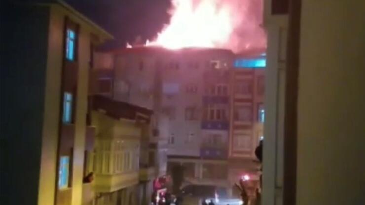 İstanbul Bağcılar'da 5 katlı binanın çatısında yangın