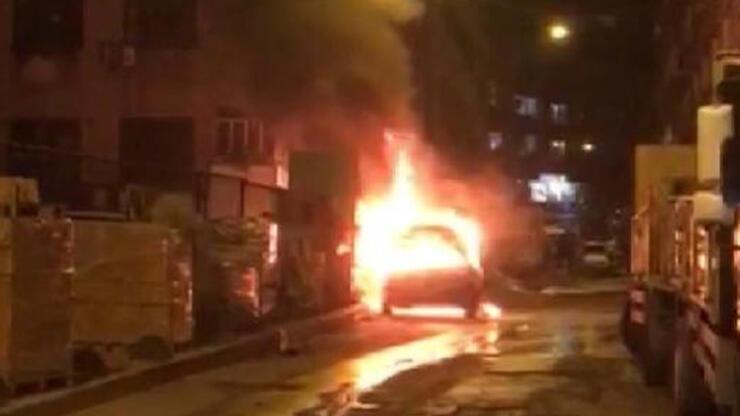 Beyoğlu'nda otomobil alev alev yandı