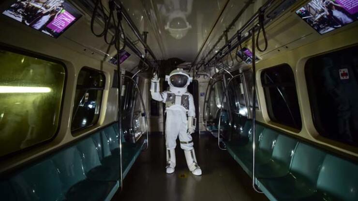 Metroda şaşırtan görüntü:  İstanbul turu yapan astronot 