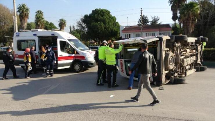 Yaralı taşıyan ambulans devrildi; 3'ü sağlık çalışanı 4 yaralı