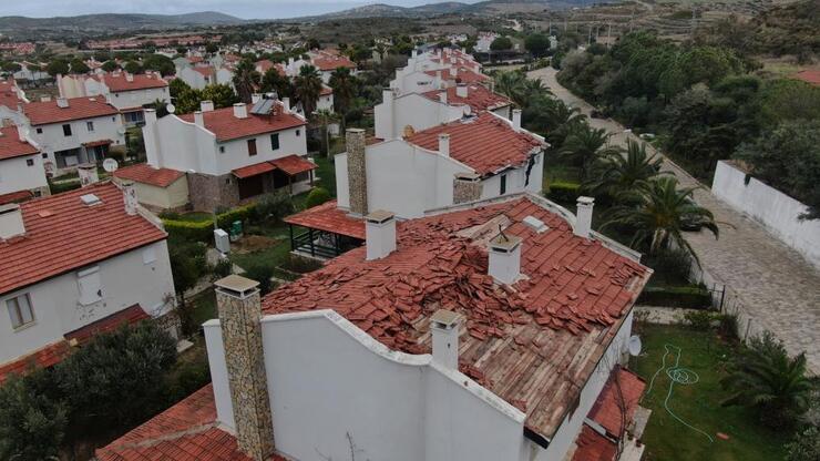 Çeşme’yi hortum vurdu: 20 evin çatısında hasar var