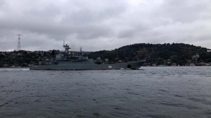 Rus savaş gemisi “Caesar Kunikov” İstanbul Boğazı'ndan geçti