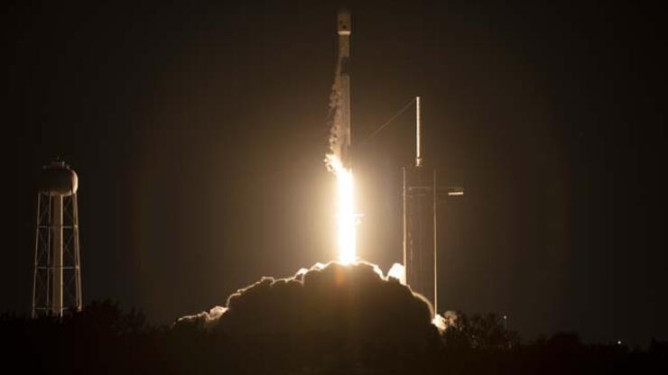 NASA, 'kara deliklerin sırrını çözmek' için SpaceX Falcon 9 roketini uzaya gönderdi