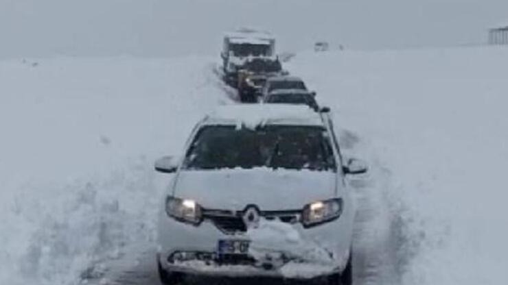 Muş’ta 15’i öğrenci, 50 kişi karda mahsur kaldı