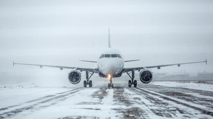 Japonya’da kar fırtınası nedeniyle 100’ü aşkın uçuş iptal edildi