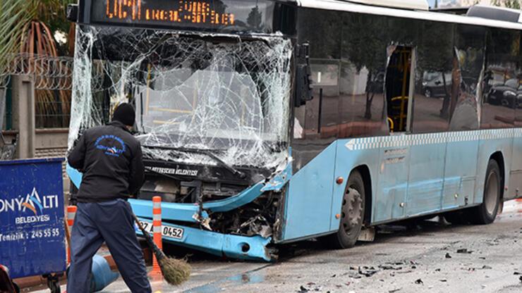Antalya'da özel halk otobüsü 9 araca çarptı: Koruma polisi dahil 5 yaralı
