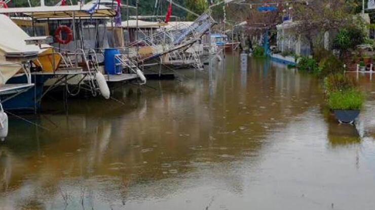 Aşırı yağışta su kanalı 1,5 metre yükseldi, restoranları su bastı