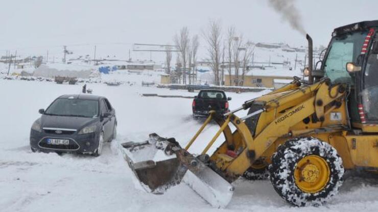 Kar ve tipi nedeniyle mahsur kalan 2 öğretmen kurtarıldı