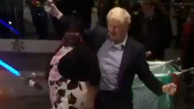 İngiltere’de kriz durulmuyor! Parti skandalı sonrası istifa çağrıları yapılan Johnson'ın dans videosu viral oldu