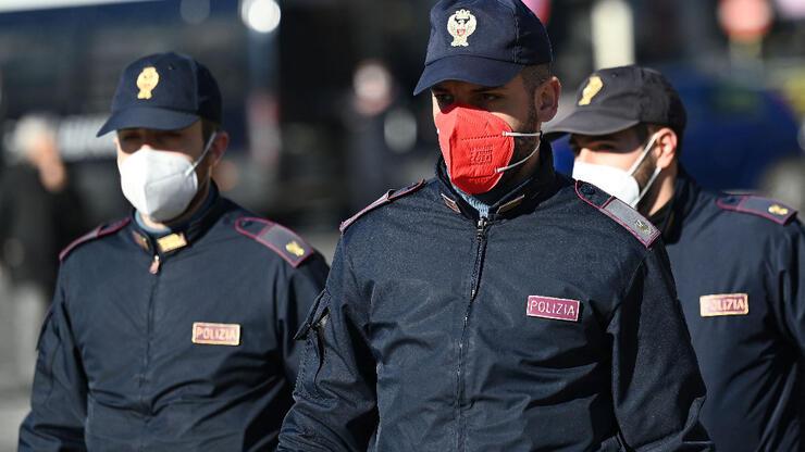 Pembe maske dağıtılınca işin rengi değişti… İtalya'da polisler isyan çıkardı