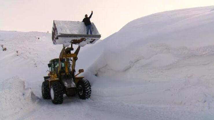 5 metre karda, 1 kilometrelik yolu 1,5 saatte açtılar