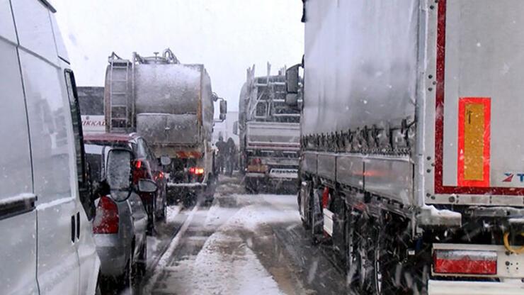 SON DAKİKA: Ulaşıma kar engeli! Bursa'yı Ankara'ya bağlayan karayolu trafiğe açıldı