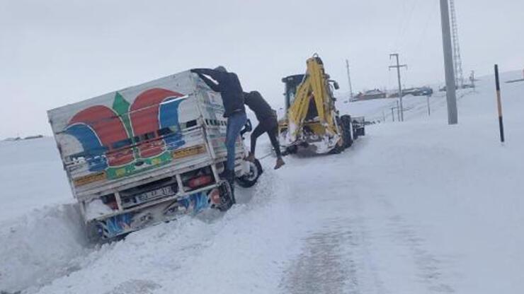 Van'da tipi ve karda mahsur kalan 250 kişiyi ekipler kurtardı