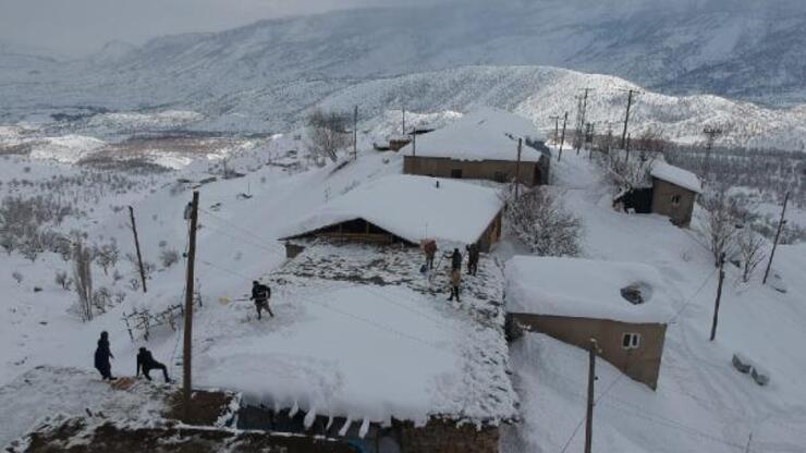 Irak sınırındaki Derecik'te kar kalınlığı 60 santimetreye ulaştı