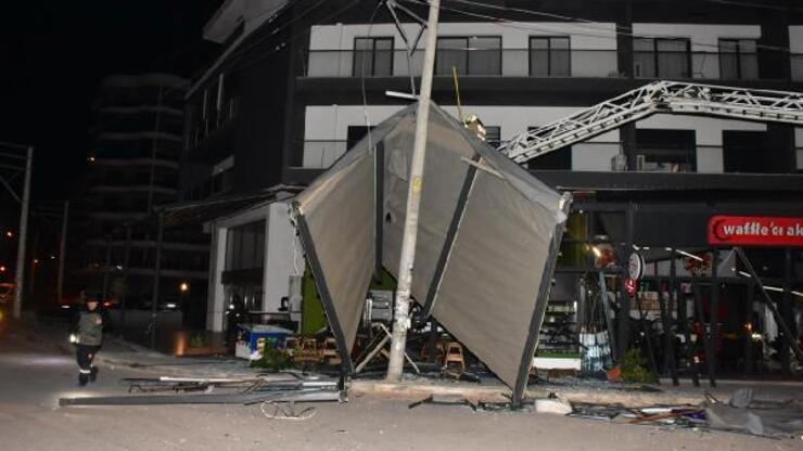 Fırtınada uçan tente elektrik direğine zarar verdi