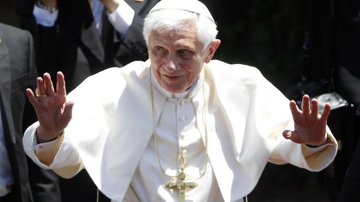 Eski Papa 16. Benedict, Katolik Kilisesi'ni sarsan soruşturmada yanlış ifade verdiğini kabul etti