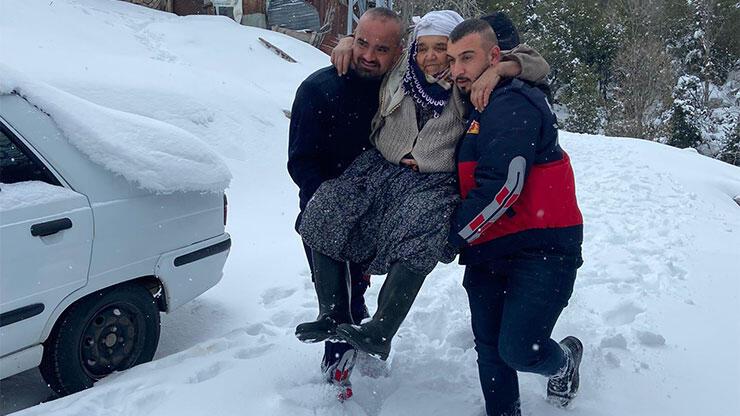 Kar nedeniyle evinde mahsur kalan 90 yaşındaki kadını, itfaiye ekibi kurtardı
