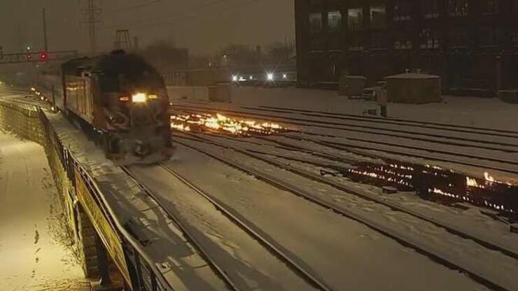 ABD'de buzlanmaya karşı tren rayları ateşe verildi​