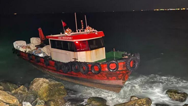 Kadıköy'de korku dolu anlar! Balıkçı teknesi karaya oturdu