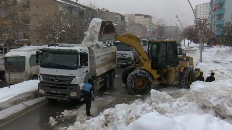 Muş'ta günde 500 kamyon kar şehir dışına taşınıyor