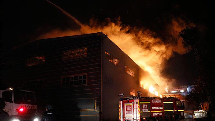 Adana’da fabrika deposunda yangın