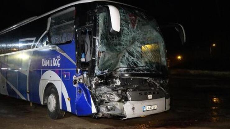 Bursa'da, yolcu otobüsü ile iki TIR çarpıştı: 2 yaralı
