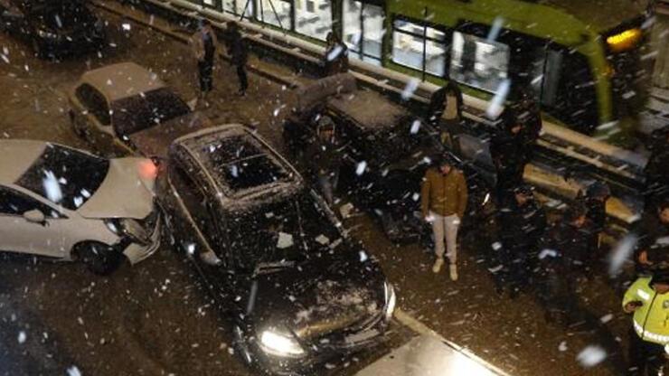 Bursa'da, buzlanan yolda 11 araç kazaya karıştı