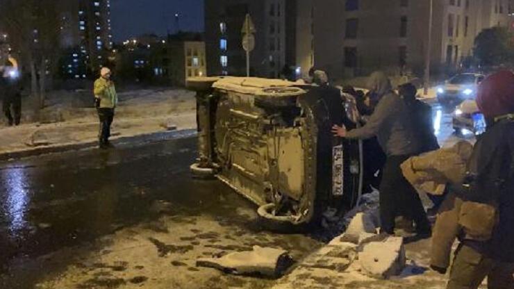 Başakşehir'de karda kayan araç takla attı: 2 yaralı