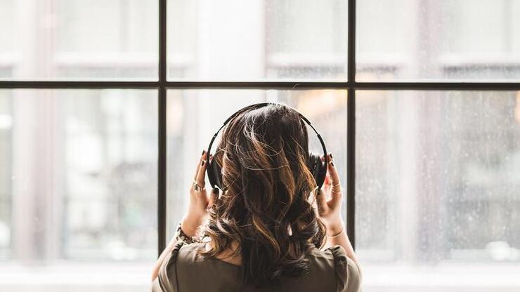 Gürültü ve kulaklıkla yüksek sesle müzik dinlemek aşamalı olarak işitmenin azalmasına yol açıyor