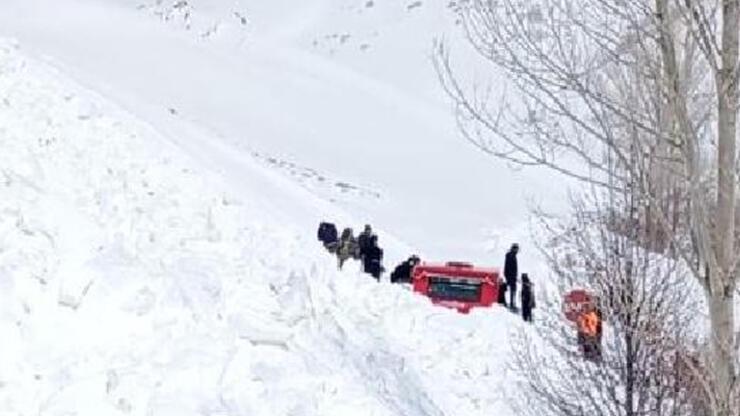 Çığ altında kalan paletli kar aracındaki 5 işçiyi köylüler kurtardı