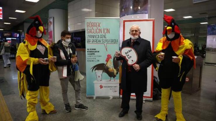 Metro girişinde horoz kostümlü 'su için' çağrısı
