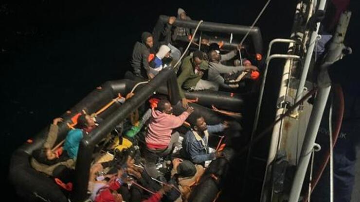 Çeşme'de 25 kaçak göçmen kurtarıldı