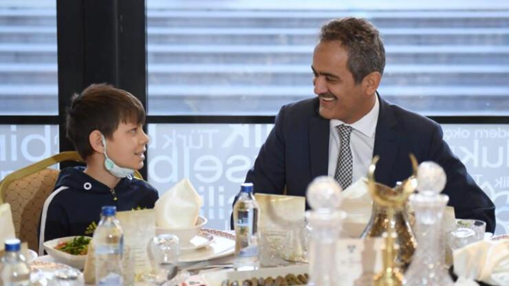 Milli Eğitim Bakanı Özer, yetim çocuklarla iftar yaptı