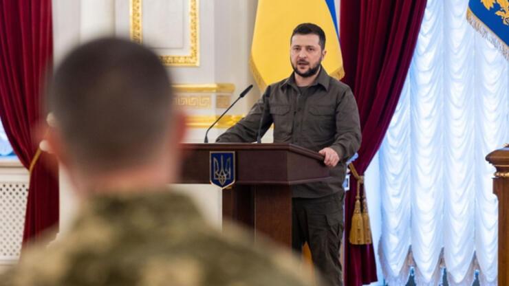 Zelenskiy'den Ukraynalı askerlere madalya