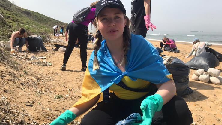Ukraynalı öğrenciler Sarıyer sahilinde çöp topladı