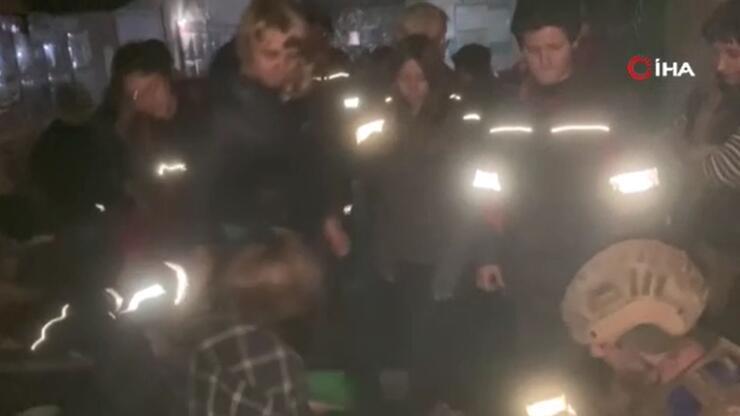 Mariupol'deki Azovstal fabrikasında tahliye bekleyen siviller görüntülendi