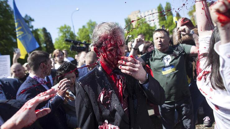 Polonya’da 9 Mayıs törenine katılan Rus büyükelçiye boyalı saldırı