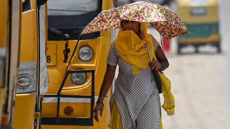 Hindistan kavruluyor: Hava sıcaklığı 49 dereceyi aştı!