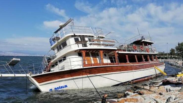 İzmir’de fırtınada tekne yan yattı