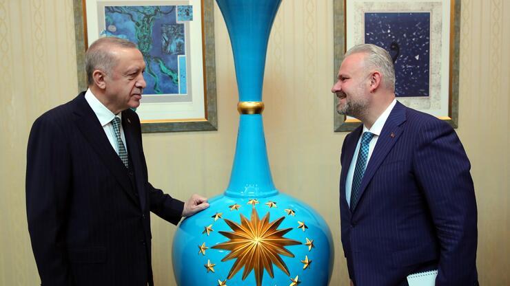 Çömlek sanatçısının yaptığı vazo, Cumhurbaşkanı Erdoğan'a takdim edildi