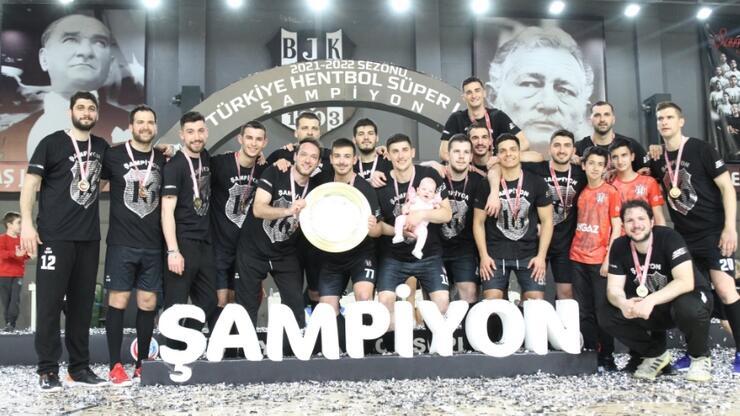 Hentbol Süper Lig'de şampiyon olan Beşiktaş kupasını aldı