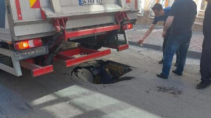 Gaziosmanpaşa'da yol çöktü kamyon tekerleği çukura düştü