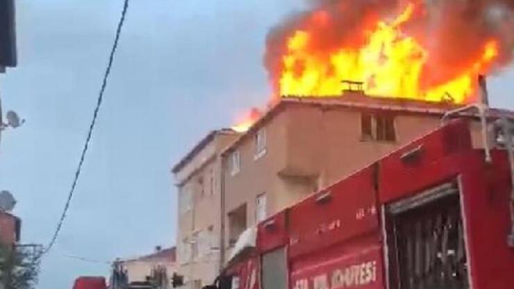 Sultanbeyli’de 3 katlı binanın çatısı alev alev yandı