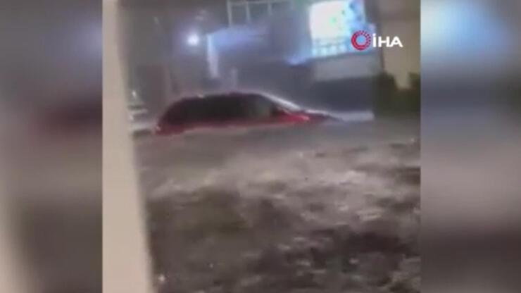 Meksika’yı sel vurdu: Araçlar sel sularında sürüklendi
